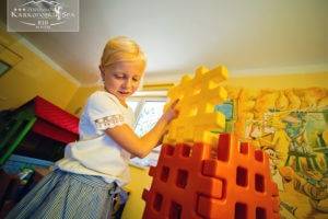 Karkonoski*** SPA w Karpaczu - fotografia prezentująca stworzony dla maluchów pokój zabaw na terenie pensjonatu.