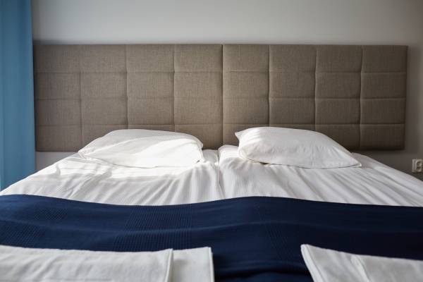 Zdjęcie przedstawia łóżko w pokoju - Villa NAUTICA | Mrzeżyno (wypoczywaj nad morzem) 
