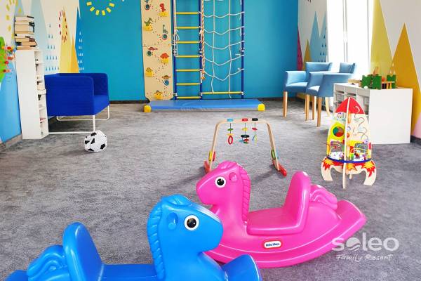 Dzieci chętnie spędzają czas w miejscach takich jak ten plac zabaw domku letniskowego SOLEO Family Resort - Rewal, ul. Władysława Łokietka 42.