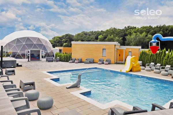 Dokładnie takie atrakcje zapewnia basen w domku letniskowym SOLEO Family Resort - obiekt turystyczny nad morzem z Rewala.