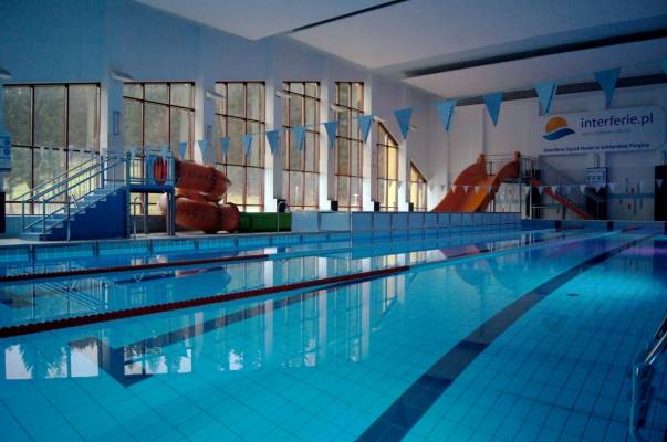 W hotelu Interferie Sport Hotel BORNIT. Zdjęcie prezentujące nieckę basenową i jej najbliższe otoczenie - Szklarska Poręba.