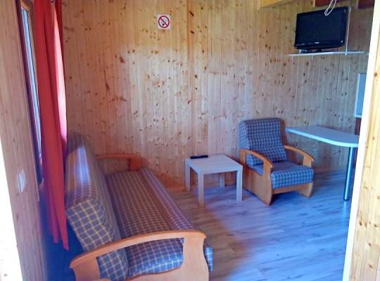 Po aktywnym wypoczynku w Sarbinowie można zrelaksować się w przedstawionym na fotografii pokoju w domku letniskowym Domki PERŁA 2