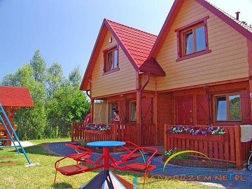 W domku letniskowym Domki PERŁA 2 dzieci mogą wyszaleć się na placu zabaw, znajdującym się na terenie obiektu w Sarbinowie.