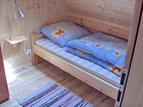 Fotografia przedstawia łóżko w pokoju - Domki PERŁA 2 | Sarbinowo (wypoczywaj nad morzem) 