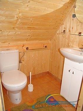 Fotka przedstawia łazienkę w domku letniskowym Domki PERŁA 2