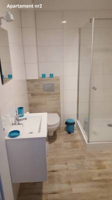 Po całym dniu pełnym atrakcji w Pogorzelicy można odświeżyć się w takiej oto łazience w apartamencie APARTAMENT POGORZELICA