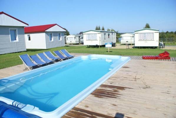 Dokładnie takie atrakcje zapewnia basen w domku letniskowym Cuma Camp - obiekt turystyczny nad morzem z Sarbinowa.