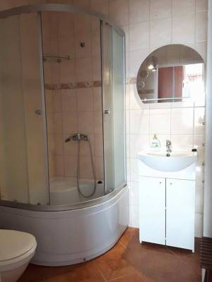 W pokoju Aster Niechorze - Pokoje Gościnne w Niechorzu można skorzystać z łazienki przedstawionej na zdjęciu