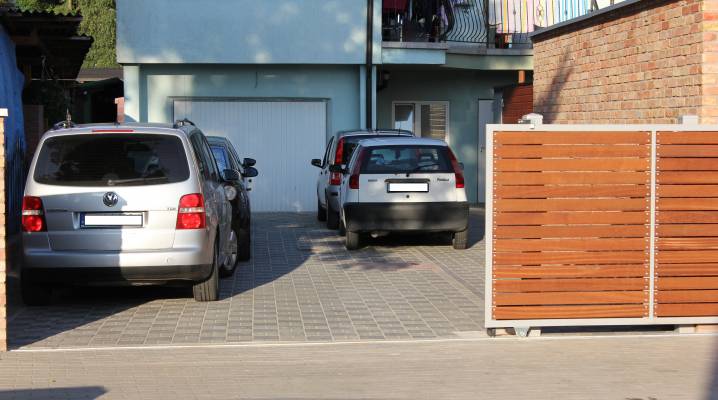 Na parkingu pokoju jest dość miejsca na kilka małych i dużych aut | Aster Niechorze - Pokoje Gościnne w Niechorzu.