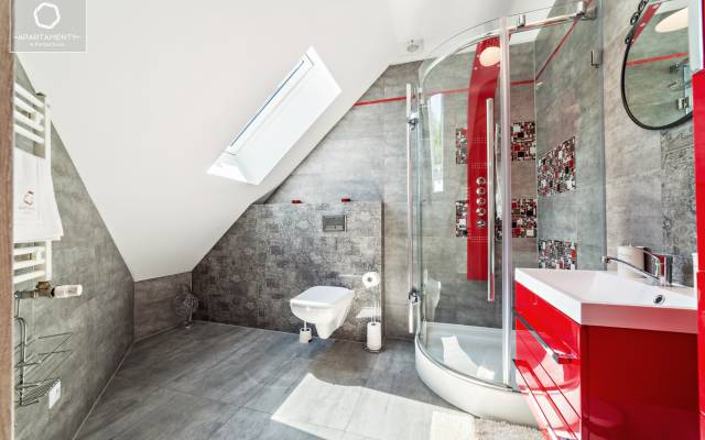 Tak prezentuje się łazienka w apartamencie Górski Widok w Górskich Domkach (ul. Komuny Paryskiej , 58-540 Karpacz)
