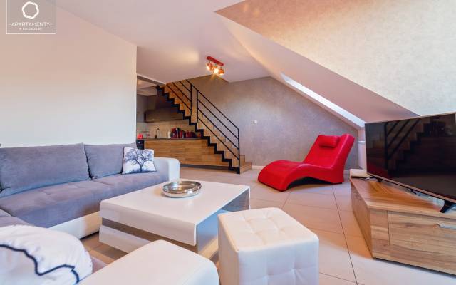 Apartament Górski Widok w Górskich Domkach przy ul. Komuny Paryskiej  w Karpaczu oferuje odpoczynek w pokoju widocznym na fotce