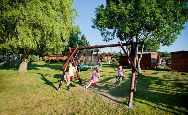 Dzieci chętnie spędzają czas w miejscach takich jak ten plac zabaw domku letniskowego OW RAJ - Ustronie Morskie, ul.  Olszyna 1.