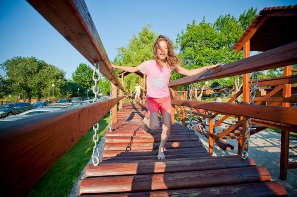 W domku letniskowym OW RAJ dzieci mogą wyszaleć się na placu zabaw, znajdującym się na terenie obiektu w Ustroniu Morskim.