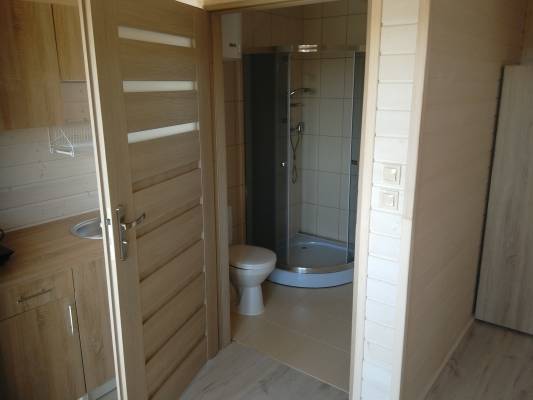 Tak prezentuje się łazienka w domku letniskowym Domki 54 (ul. Wrzosowa 54, 76-034 Sarbinowo)