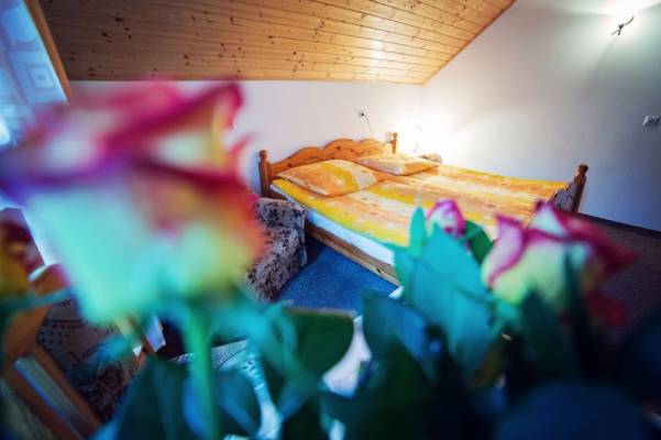 Na zdjęciu łoże małżeńskie w pokoju - Dom Gościnny DOROTA | Karpacz (wypoczywaj w górach) 