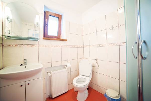 Po całym dniu pełnym atrakcji w Karpaczu można odświeżyć się w takiej oto łazience w pokoju Dom Gościnny DOROTA