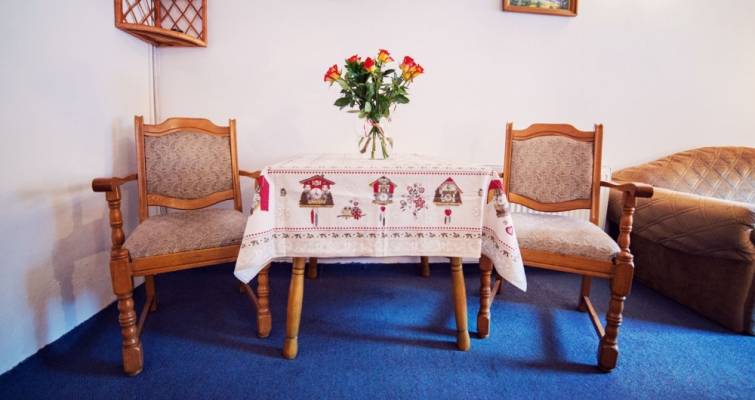 Na fotografii przedstawiony jest pokój w pokoju Dom Gościnny DOROTA w którym będziecie mogli Państwo się zatrzymać podczas wczasów w Karpaczu
