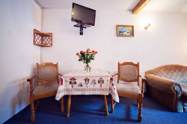 Po aktywnym wypoczynku w Karpaczu można zrelaksować się w przedstawionym na zdjęciu pokoju w pokoju Dom Gościnny DOROTA