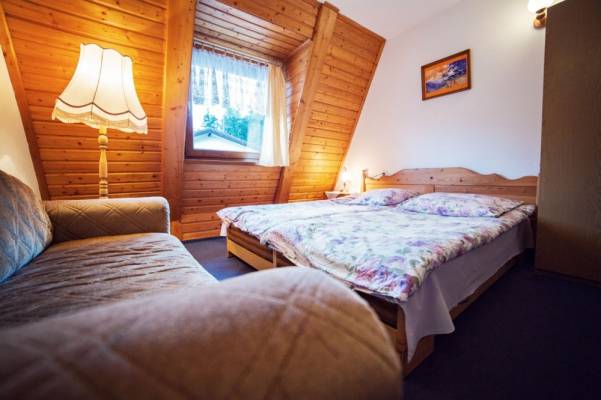 Zdjęcie przedstawia łóżko małżeńskie w pokoju - Dom Gościnny DOROTA | Karpacz (wypoczywaj w górach) 
