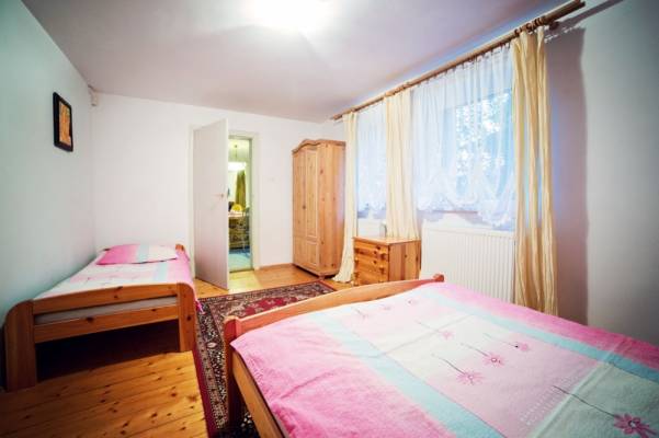 Fotografia przedstawia łóżko w pokoju - Dom Gościnny DOROTA | Karpacz (wypoczywaj w górach) 