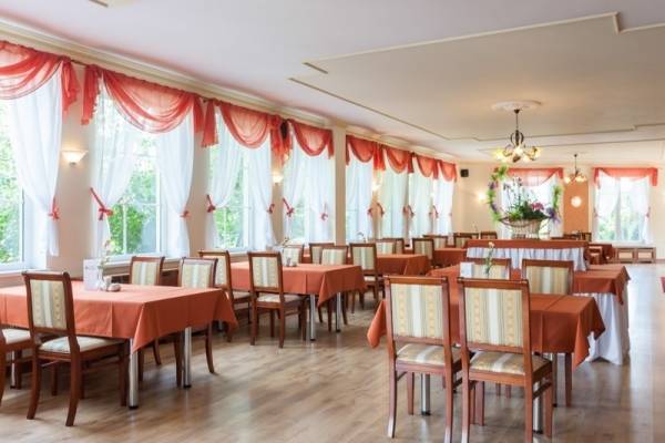 Resort BAŁTYK Resort w Rewalu z Rewala oddaje swoim gościom do dyspozycji całkiem przestronną jadalnię.