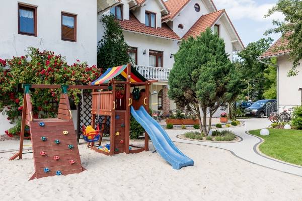 BAŁTYK Resort w Rewalu to resort w Rewalu, a na terenie obiektu nad morzem znajduje się taki oto dziecięcy plac zabaw.