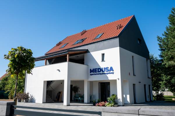 Domek Letniskowy MEDUSA apartamenty i bungalowy z zewnątrz - w tle Niechorze.