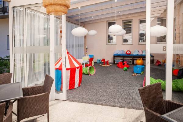 Zdjęcie prezentujące to, co przygotowano dla dzieci na czas pobytu w Niechorzu na placu zabaw apartamentu Flauta.