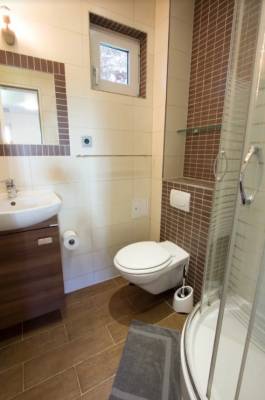 Apartament EWDAR nad morzem posiada tak wyposażone łazienki