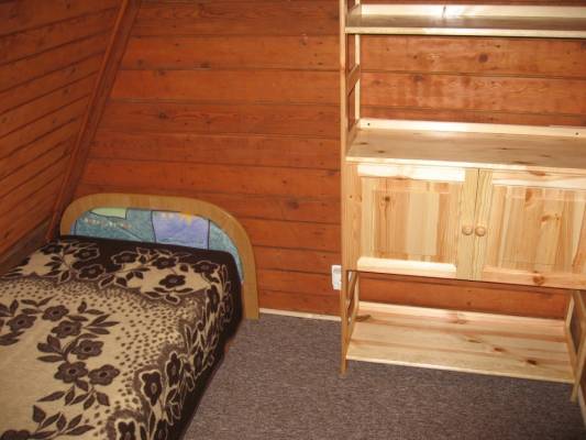 Fotografia przedstawia łóżko w hotelu ZIELONE WZGÓRZE