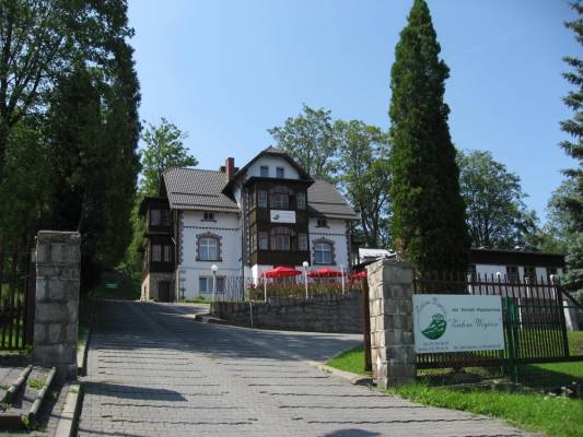 Rzut oka na to, jak hotel ZIELONE WZGÓRZE w Karpaczu (ul. Poznańska 5/6) prezentuje się od zewnątrz.