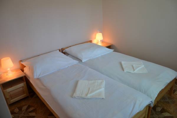 Fotografia przedstawia łoże małżeńskie w pokoju - Ośrodek Wypoczynkowy ALBATROS | Pogorzelica (wypoczywaj nad morzem) 