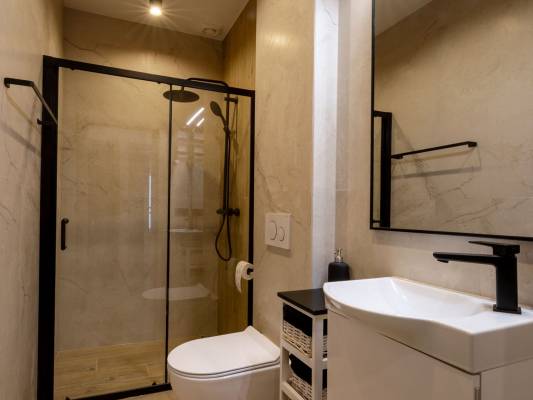 W apartamencie Apartament Bliżej Natury w Kudowie-Zdroju można skorzystać z łazienki przedstawionej na fotce