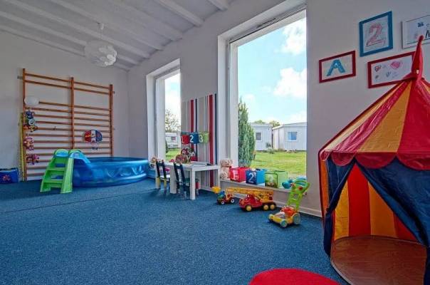 Pod adresem ul. Nadmorska 23 w Jarosławcu znajduje się ośrodek wypoczynkowy Bryza Morska, gdzie są takie udogodnienia dla dzieci.