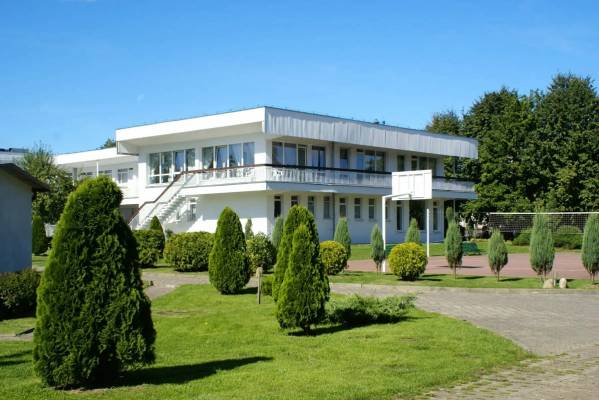 Na zdjęciu budynek z zewnątrz, Bryza Morska apartamenty w Jarosławcu.