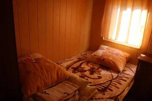 Łóżko w pokoju - domek letniskowy Domki i Pokoje ŻAGIEL