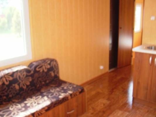 Zdjęcie przedstawia sofa w pokoju - Domki i Pokoje ŻAGIEL | Sarbinowo (wypoczywaj nad morzem) 