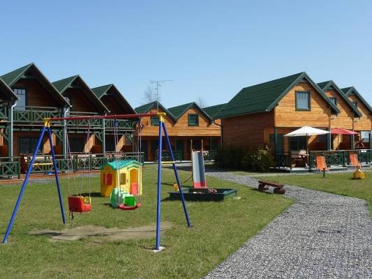 W domku letniskowym Ośrodek OLEŃKA dzieci mogą wyszaleć się na placu zabaw, znajdującym się na terenie obiektu w Sarbinowie.
