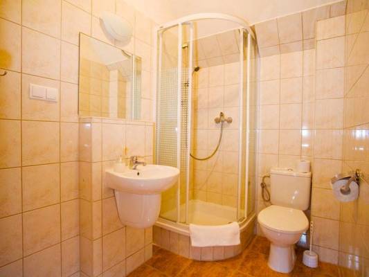 W rezydencji Rezydencja APOLLO w Karpaczu można skorzystać z łazienki przedstawionej na fotce