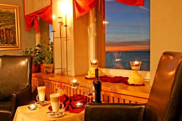 Doskonałym uzupełnieniem oferty hotelu Hotel *** Wodnik SPA z Ustronia Morskiego jest lokal restauracyjny - jak z obrazka.