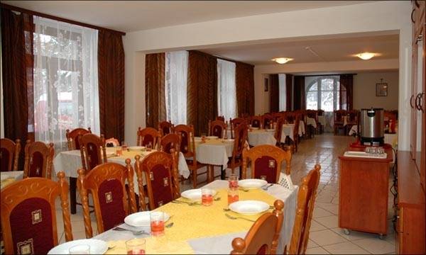 LIDER z Szklarskiej Poręby to pensjonat z restauracją - czego można się w niej spodziewać, pokazuje niniejsze zdjęcie.