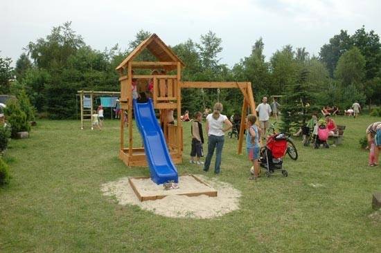 Zdjęcie prezentujące to, co przygotowano dla dzieci na czas pobytu w Ustroniu Morskim na placu zabaw domu gościnnego Abelard.