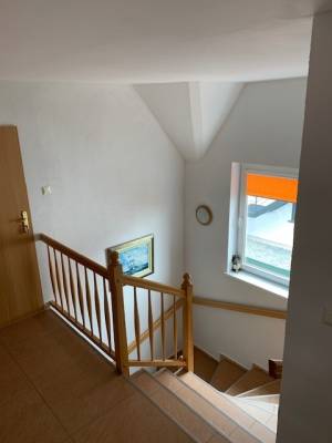 Przykładowa fotografia ze środka obiektu - schody w pokoju ADMIRAŁ.