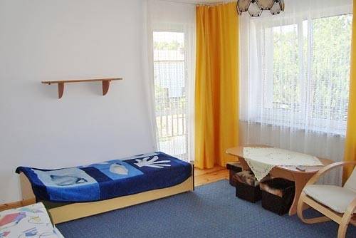 Fotka przedstawia pokój w domu wczasowym Riviera w Ustroniu Morskim (woj. zachodniopomorskie)