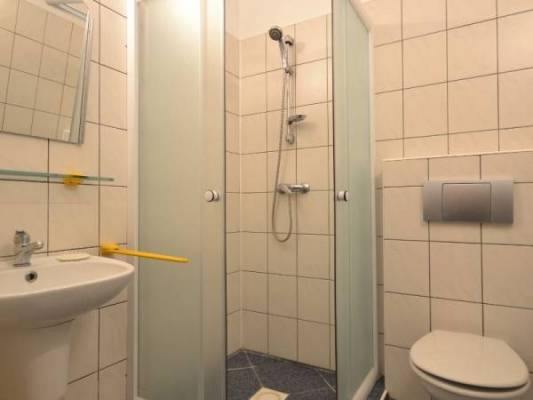 Tak prezentuje się łazienka w pensjonacie Szklany Dom (ul. Spokojna 3, 72-350 Niechorze)