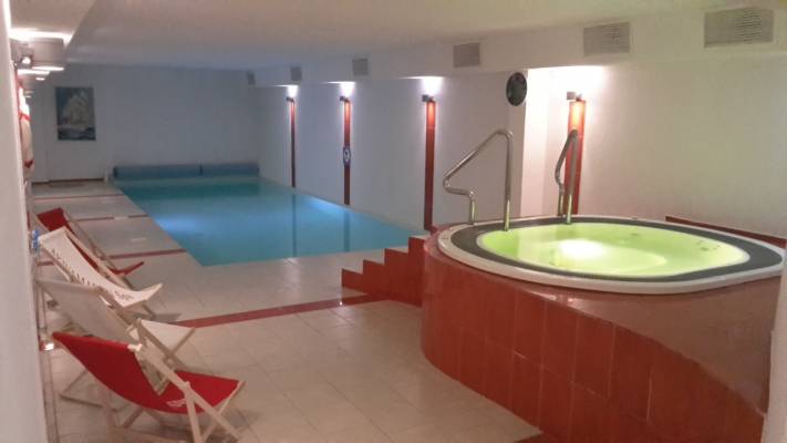 Dokładnie takie atrakcje zapewnia basen w apartamencie AKWAMARYN SPA Niechorze - obiekt turystyczny nad morzem z Niechorza.