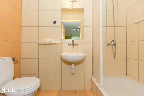 Po całym dniu pełnym atrakcji w Niechorzu można odświeżyć się w takiej oto łazience w ośrodku wypoczynkowym NATALIA