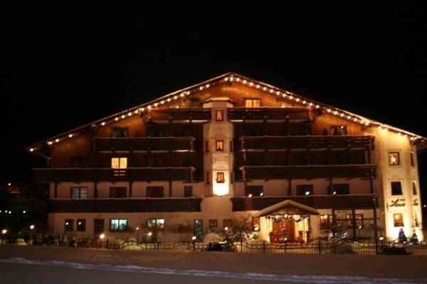 Hotel ALPEJSKI **** nocą, czyli pokój w górach wieczorową porą w Karpaczu.