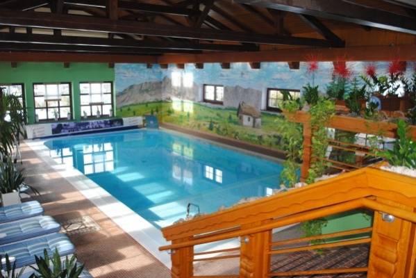 Własny basen to niewątpliwie spora atrakcja, którą swoim gościom zapewniają gospodarze hotelu Hotel ALPEJSKI **** z Karpacza.