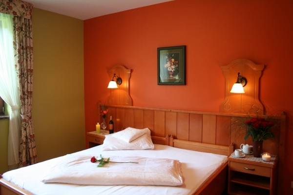 Fotografia przedstawia łóżko małżeńskie | pokój Hotel ALPEJSKI ****. Karkonosze